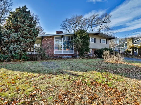 37 Lincoln Pkwy, Lowell, MA 01851