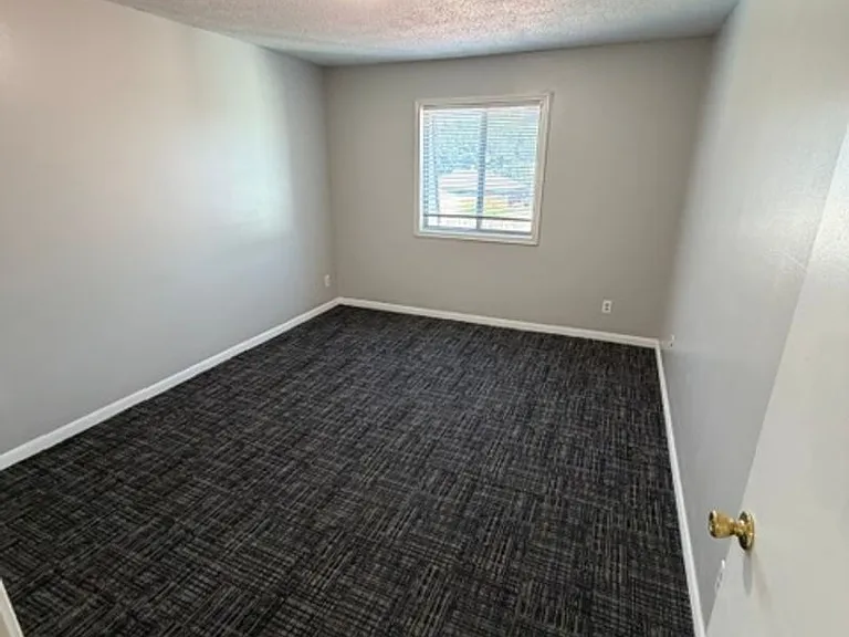 2228 S Oliver Ave — Photo 10