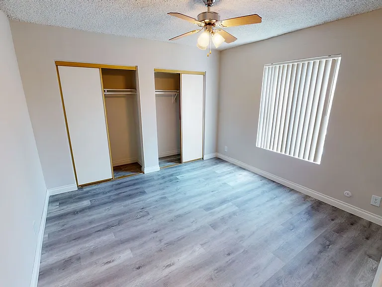 Collins Apts..Gorgeous Newly Remodeled Spacious Units Available..Great Location! — Photo 9