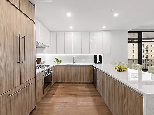 249 East 50th Street image 3 of 9