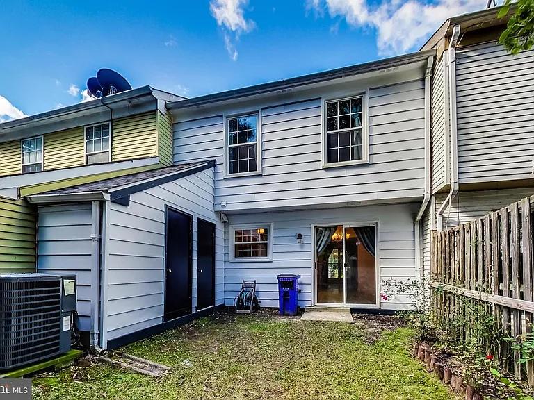 2268 Prince Of Wales Ct — Photo 20