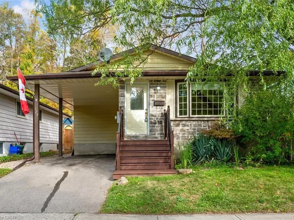 528 Fallingbrook Dr, Waterloo, ON N2L 4N4
