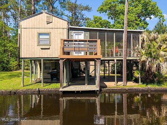 4th image of 10091 River Dr