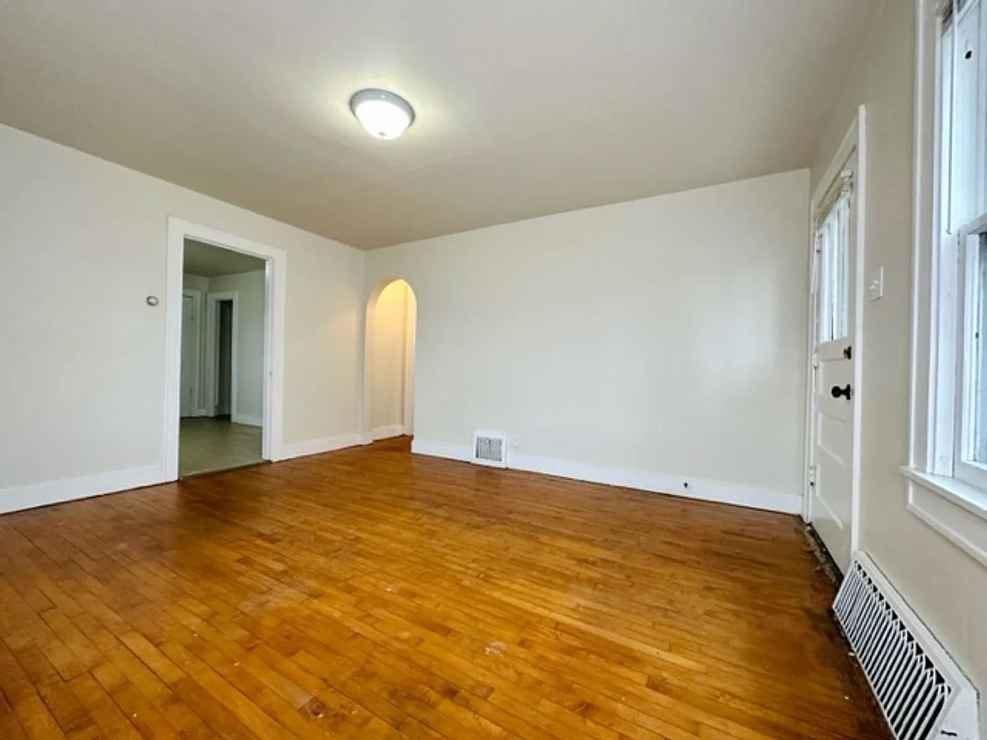 915 12th Ave — Photo 2