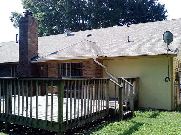 Large Deck on back of house/fenced yard