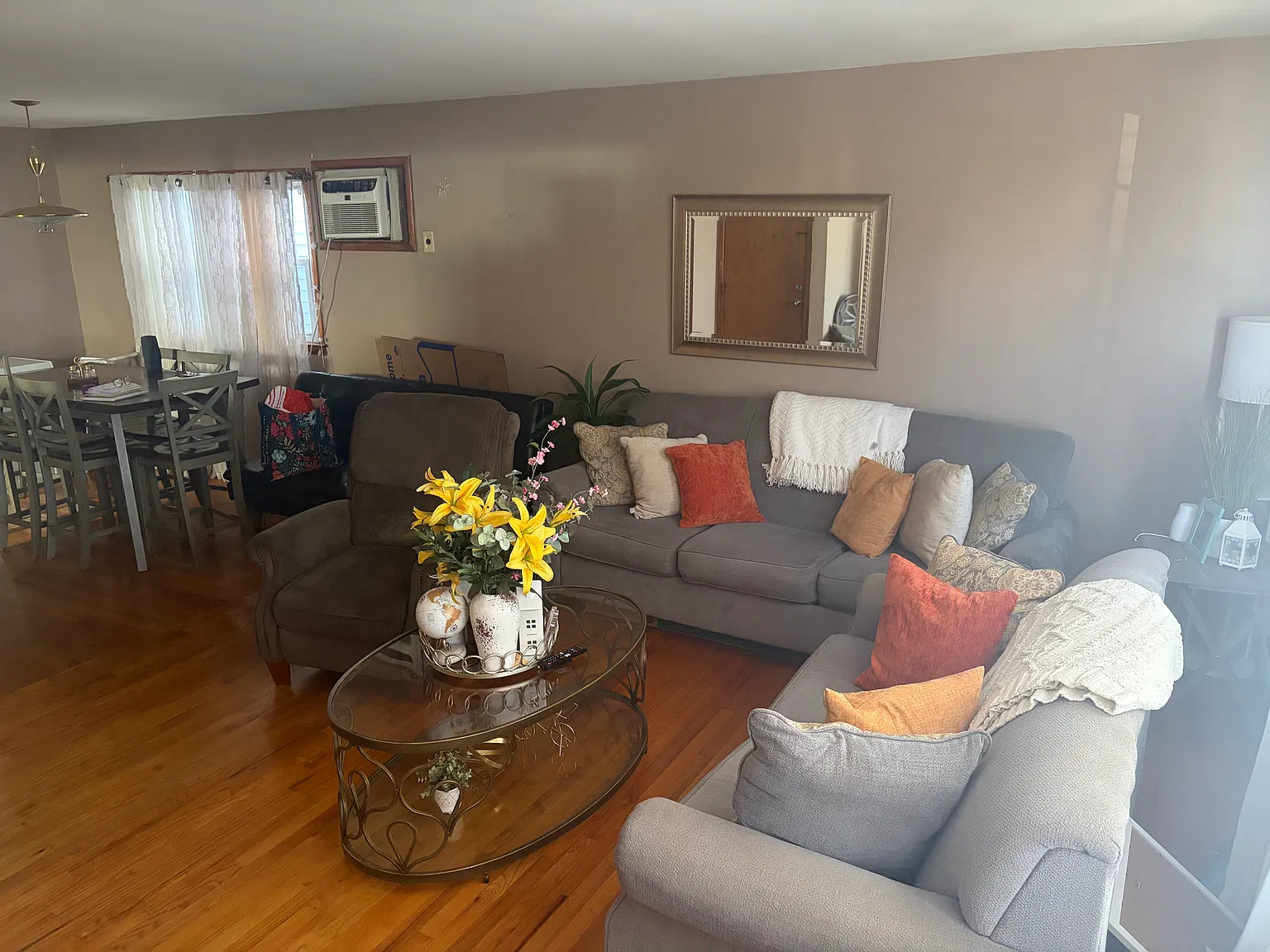 3 bed, 1.5 bath, 1500 sqft, $2,300 — Photo 1
