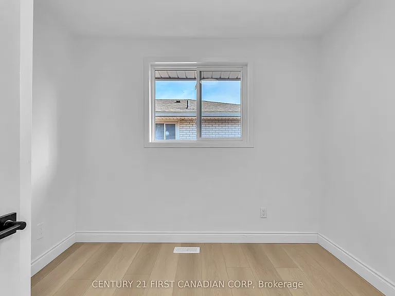 48 Toulon Cres #UPPER — Photo 16