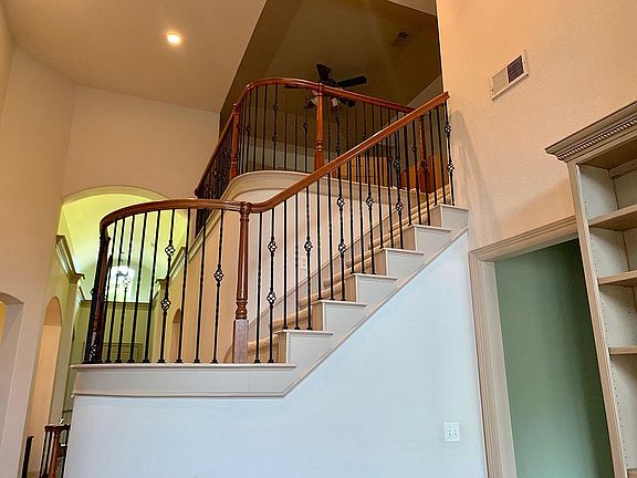 4th image of 5501 Travis Dr