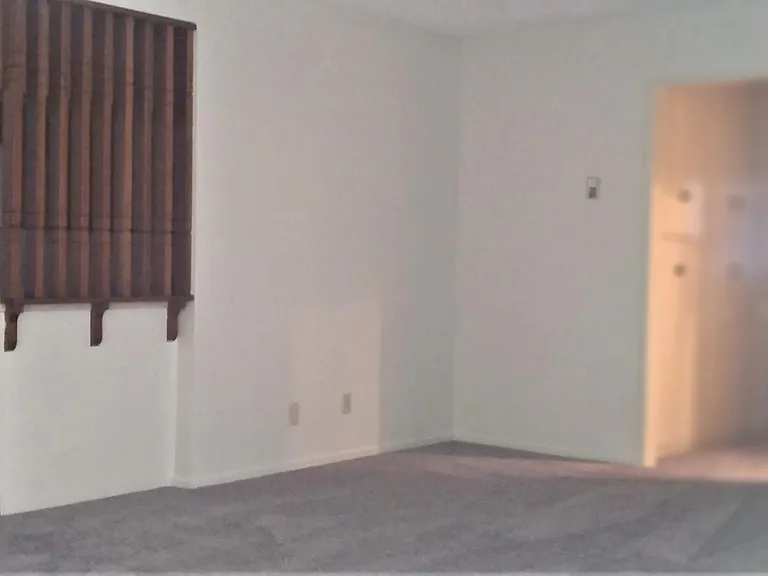 2033 E 3rd St #2D — Photo 8