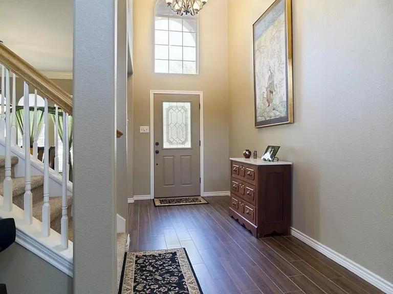 213 Longview Ct — Photo 2