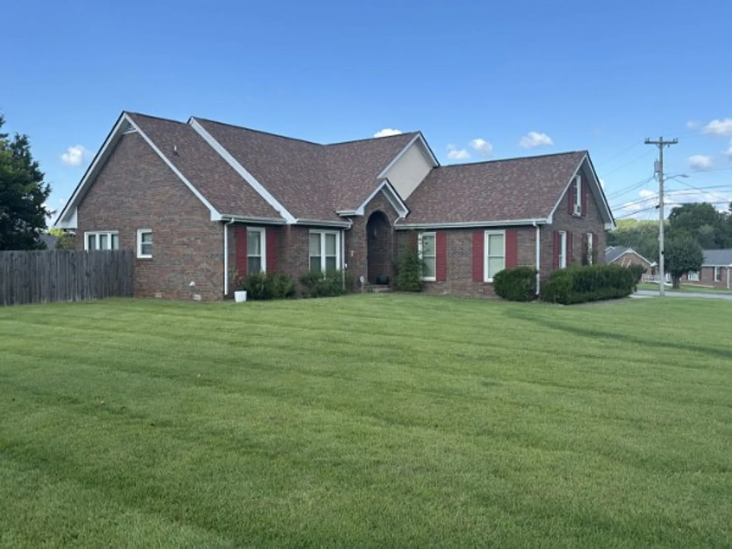 Spacious 3 Bedroom 2 Bath Brick Home — Photo 2