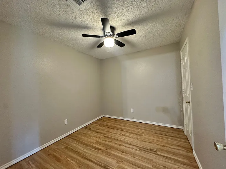 1200 N Kings Hwy — Photo 2