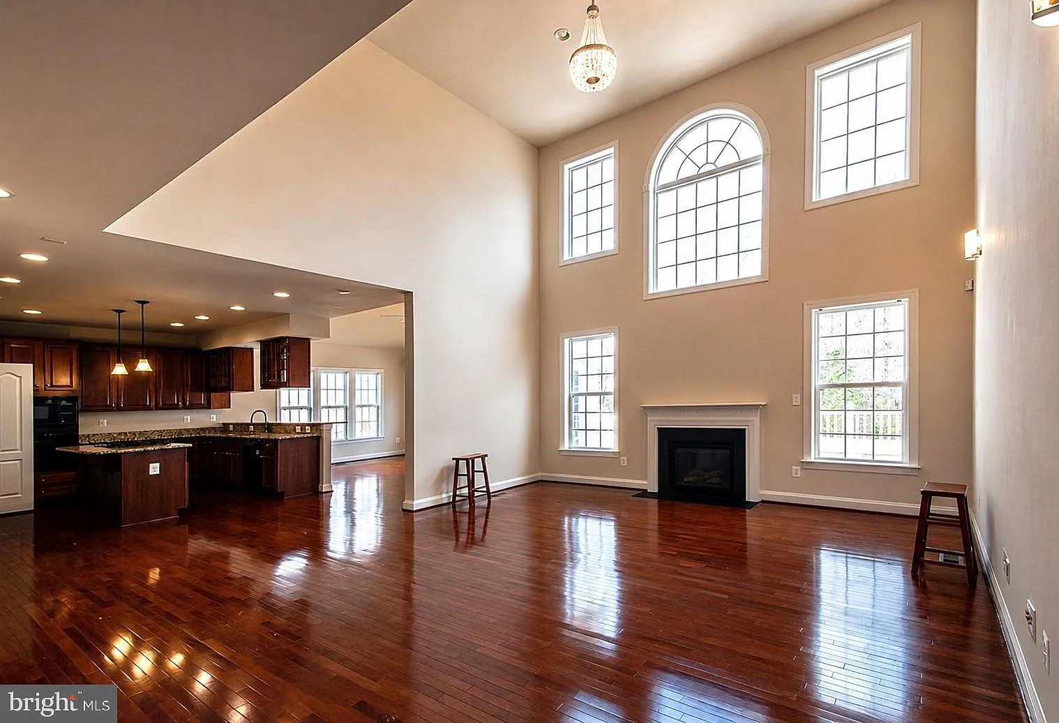 5 bed, 4.0 bath, 4542 sqft, $4,195 — Photo 4