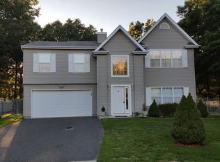 6 Timber Ridge Ct, Coram, NY 11727