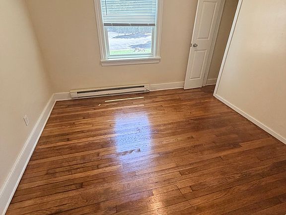 5th image of 306 Saint Claire Ln