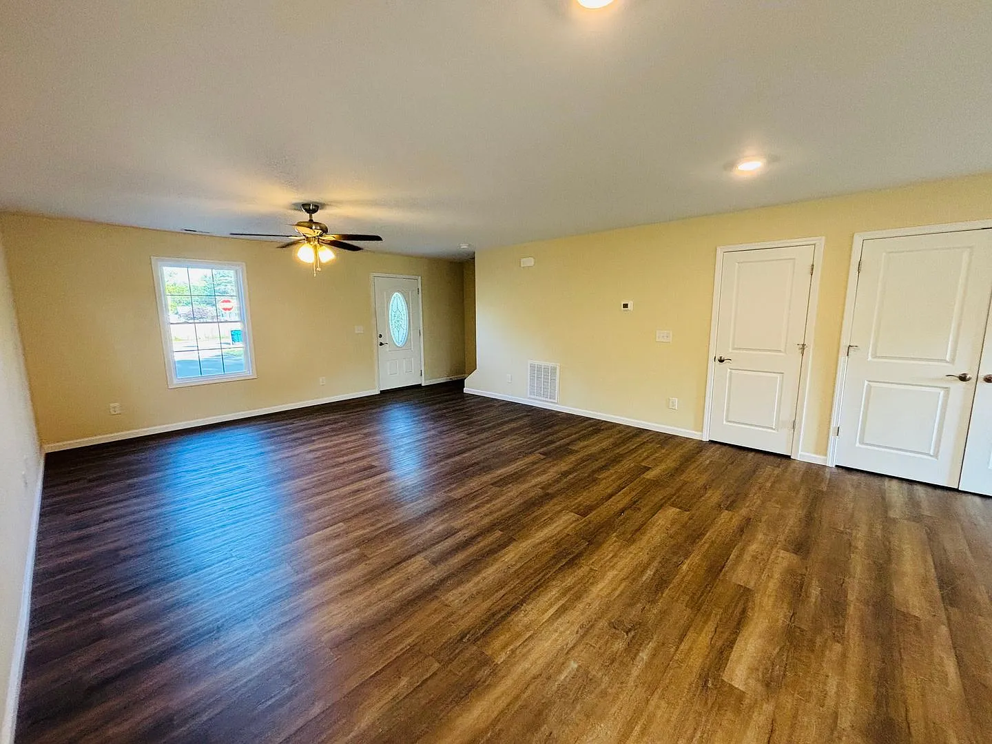 3 Bedroom, 2.5 Bath Townhouse — Photo 3