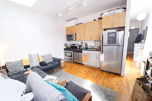 Rented by Manhattan Management LLC | media 79