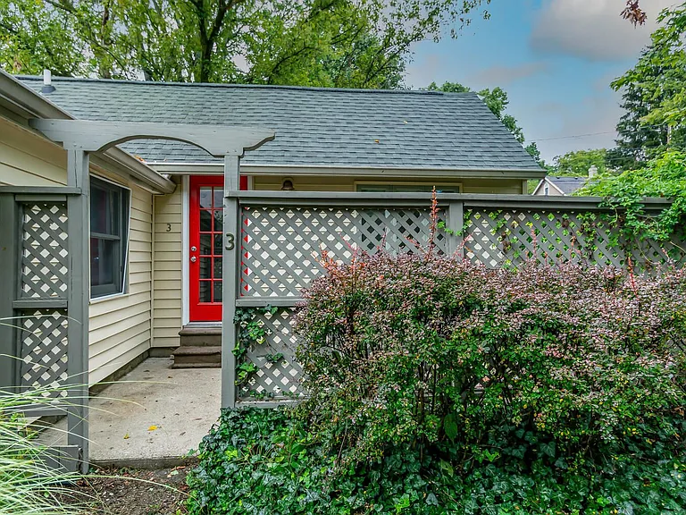 208 S Rogers St — Photo 6