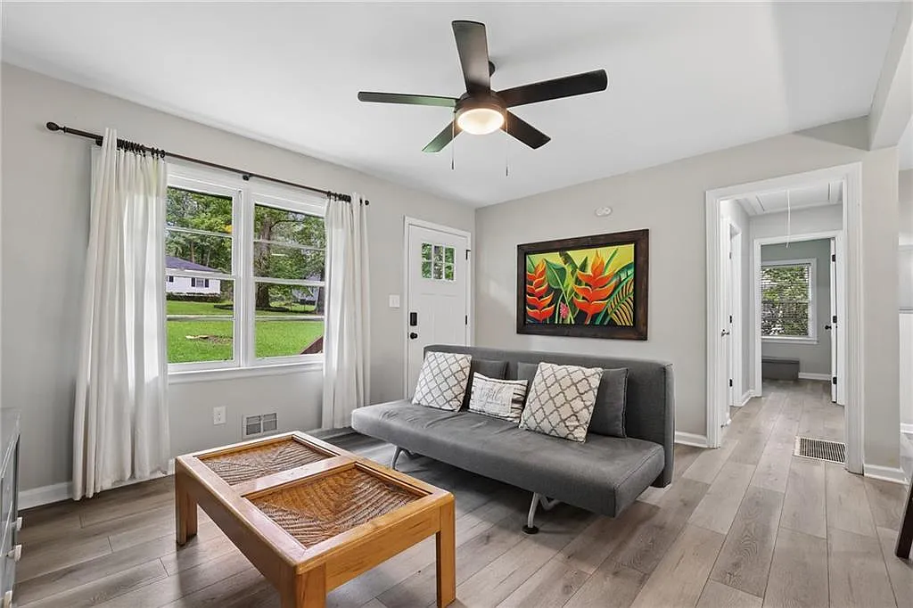 3 bed, 2.0 bath, 1016 sqft, $2,400 — Photo 3