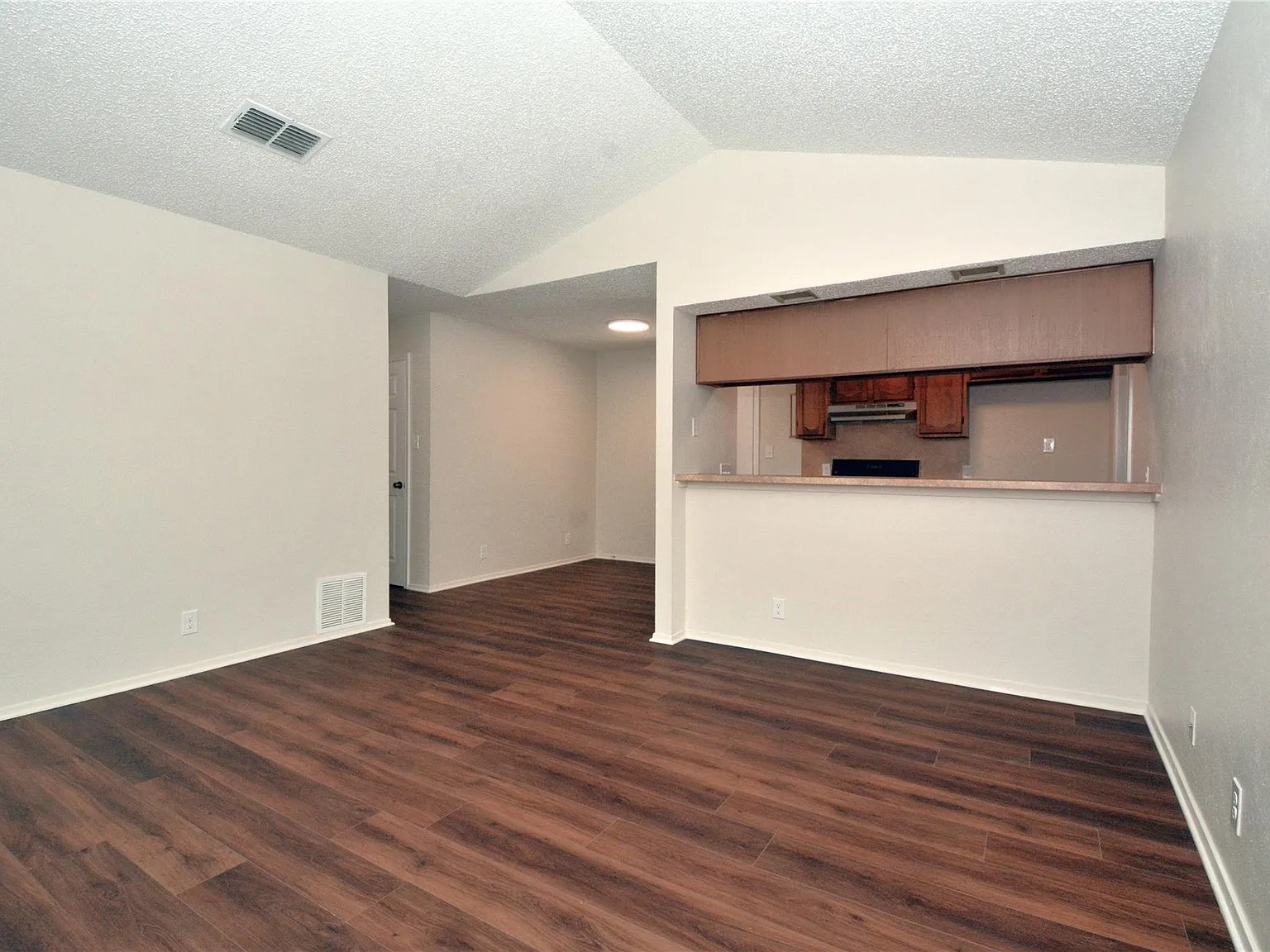 2 bed, 1.0 bath, 1974 sqft, $1,325 — Photo 4