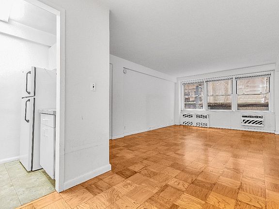 3rd image of 204 E 77th St APT 1B