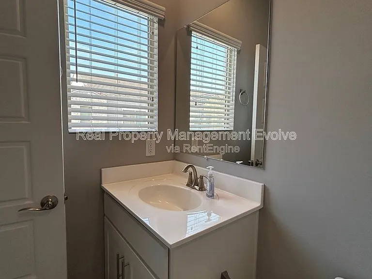 2244 W Laurie Ln — Photo 26
