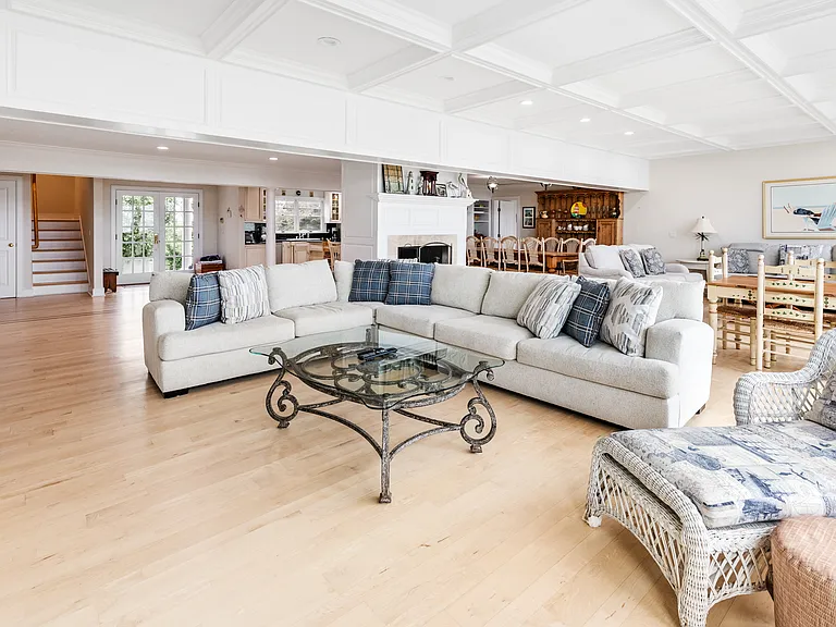 329 Dune Rd — Photo 16