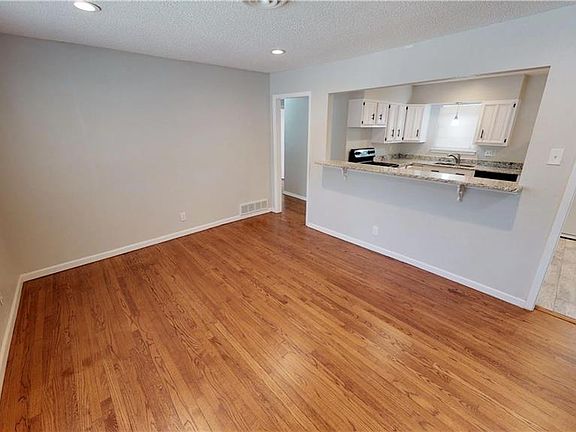 4th image of 414 E Lovers Ln