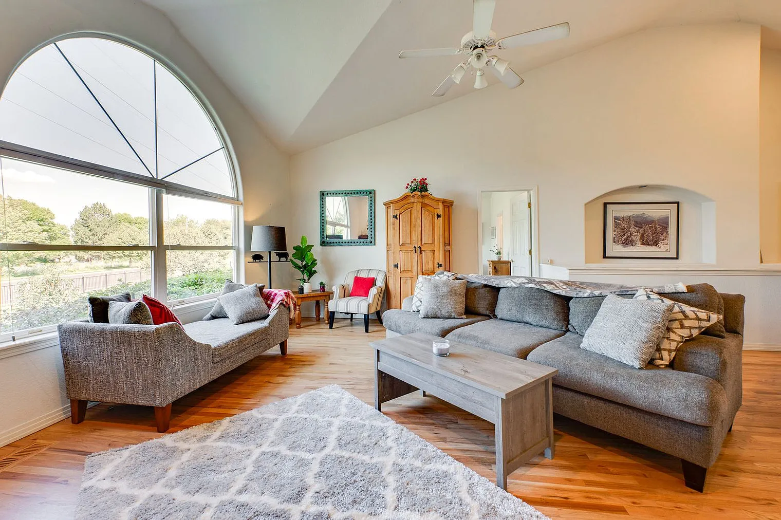 3 bed, 3.0 bath, 3046 sqft, $3,353 — Photo 2