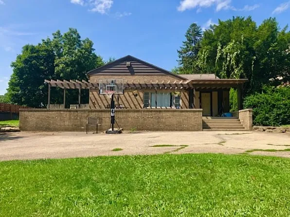 911 N Brinton Ave, Dixon, IL 61021