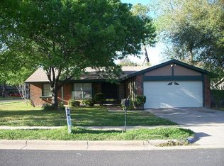 214 Roundtree Dr, Euless, TX 76039