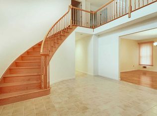 21 Coachlight Dr, Poughkeepsie, NY 12603