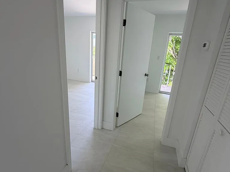 921 SW 7th St — Photo 13