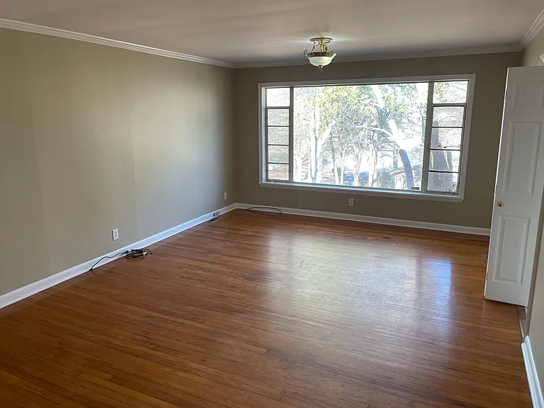 105 Suburban Dr — Photo 6