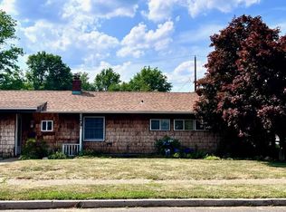 33 Old Pond Rd, Levittown, PA 19057