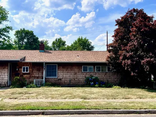33 Old Pond Rd, Levittown, PA 19057