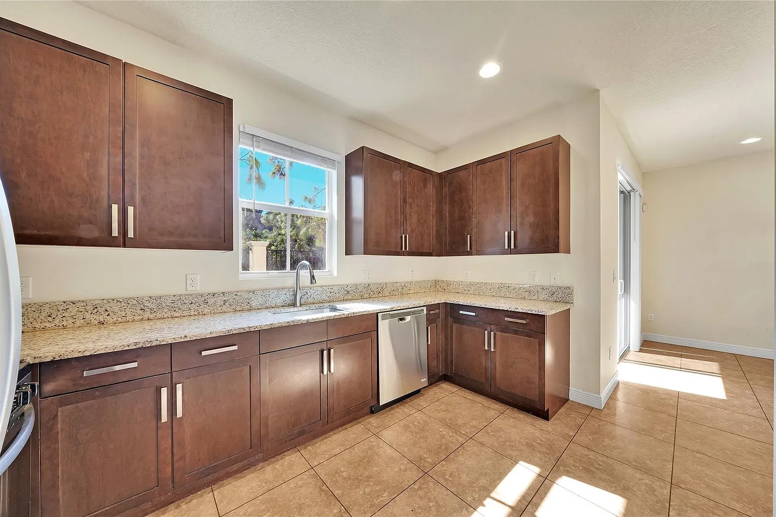 3 bed, 1672 sqft, $3,400 — Photo 2