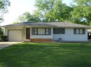 906 Melrose Dr, Cedar Falls, IA 50613