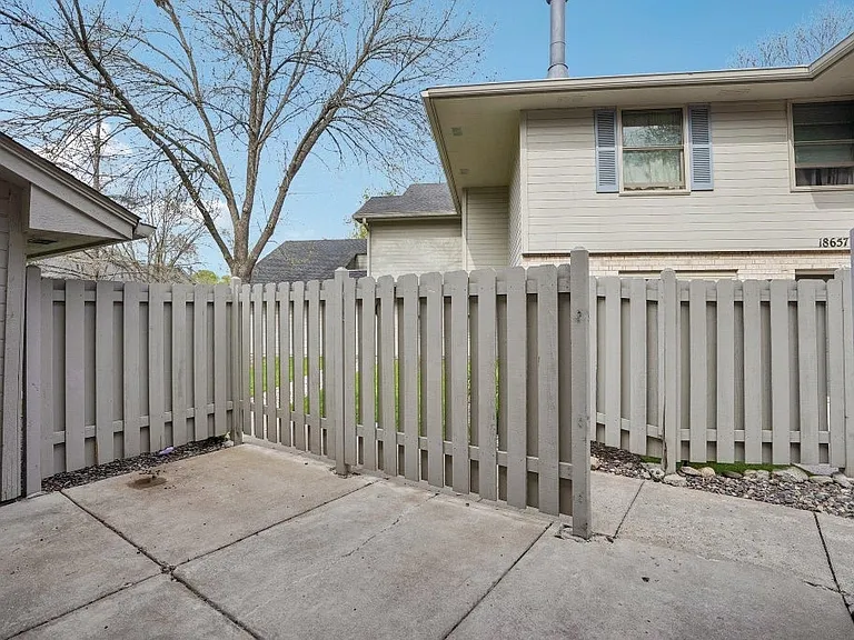 18669 Clear View Ct — Photo 35