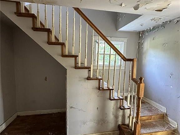 3rd image of 52 Chestnut St