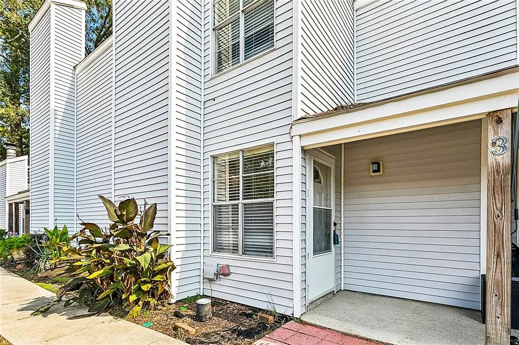 2 bed, 1.5 bath, 1100 sqft, $1,300 — Photo 2
