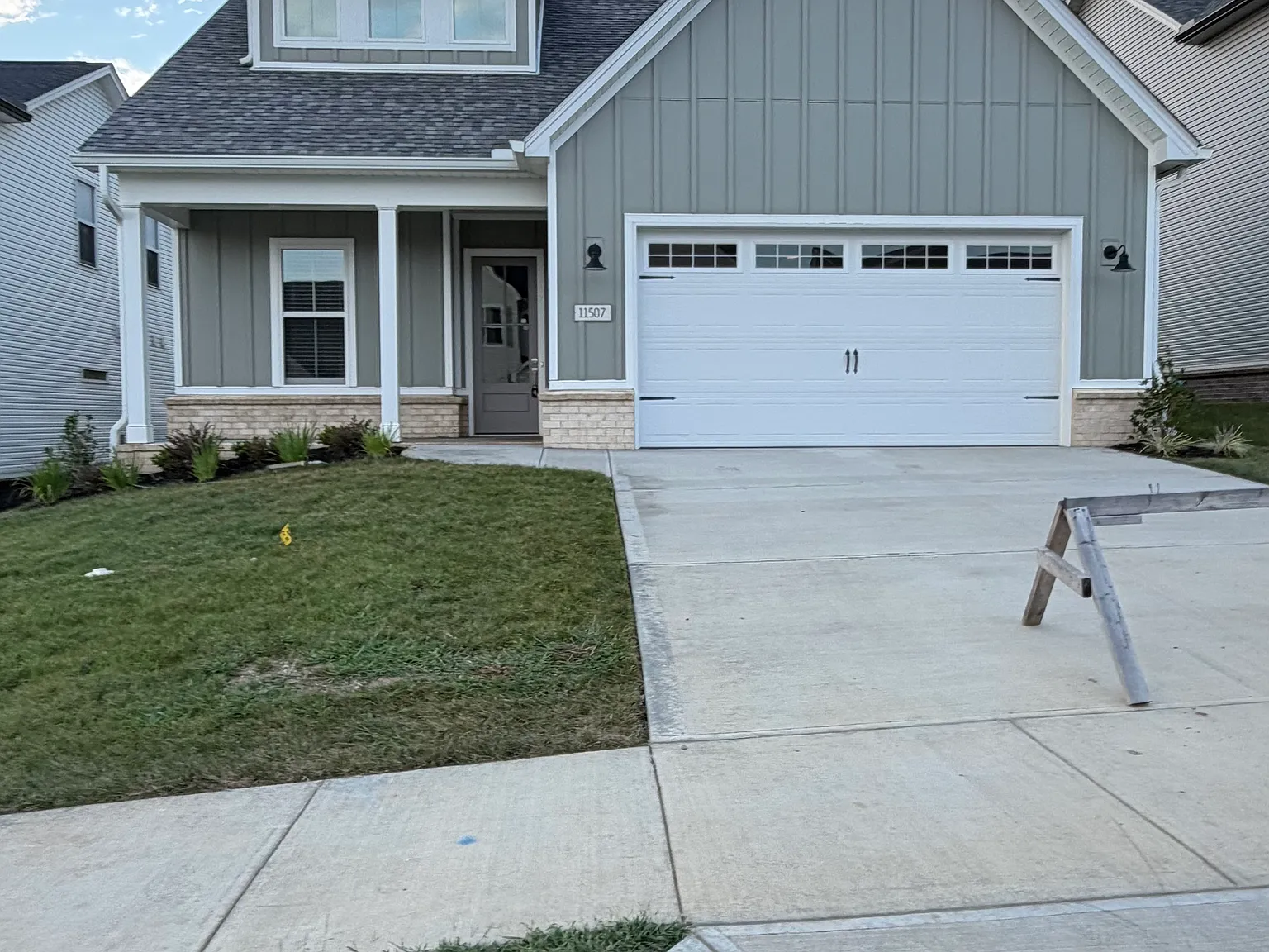 5 bed, 2303 sqft, $3,300 — Photo 2