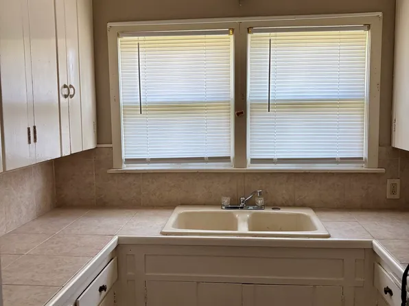 5102 E Elm St, Wichita, KS 67208