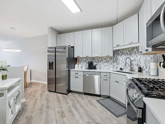 5th image of 656 Pearson St Unit 203
