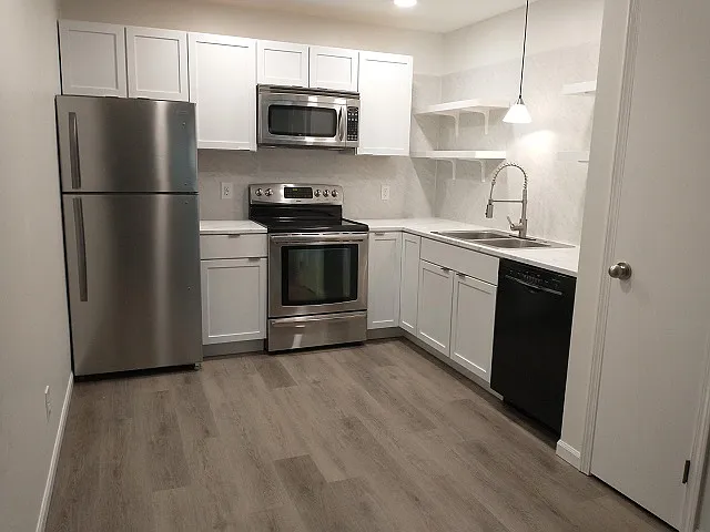 Move In Special! Lovely Grand Haven Condo / 2 Bedrooms And 1 Bathroom — Photo 4