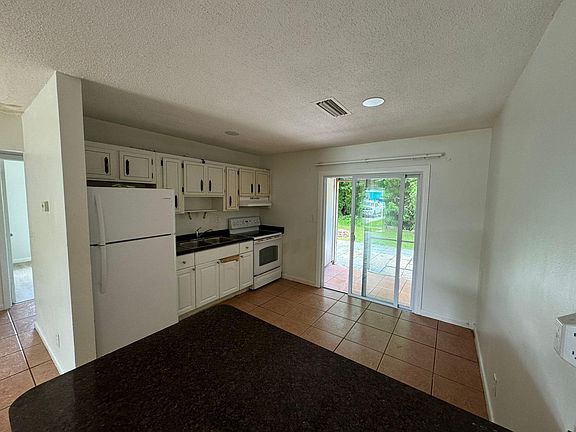 3rd image of 3002 SE Camino Ave