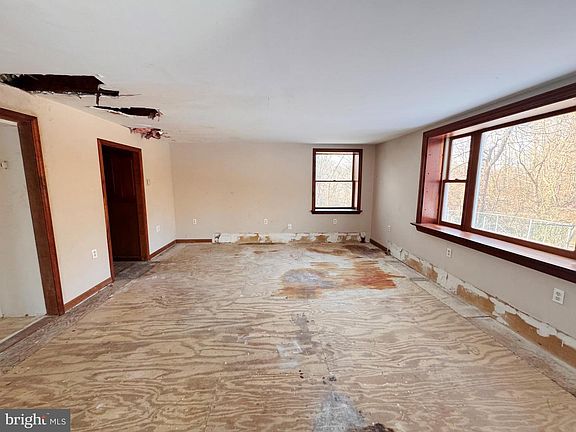 4th image of 4420 Rosemont Ave
