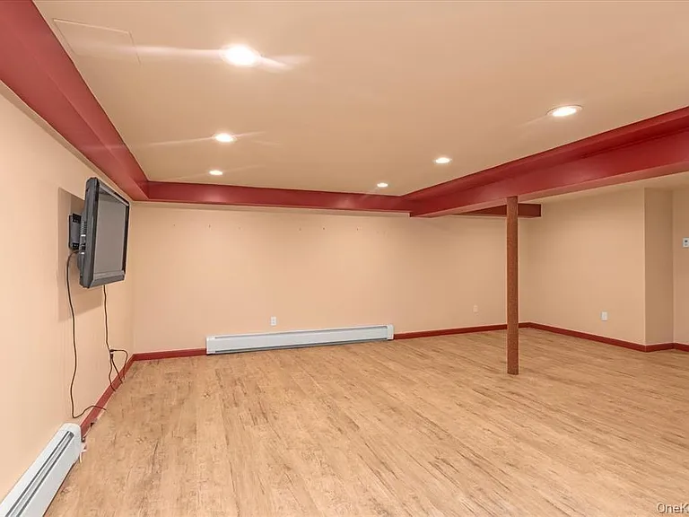 709 Carlyle St — Photo 23