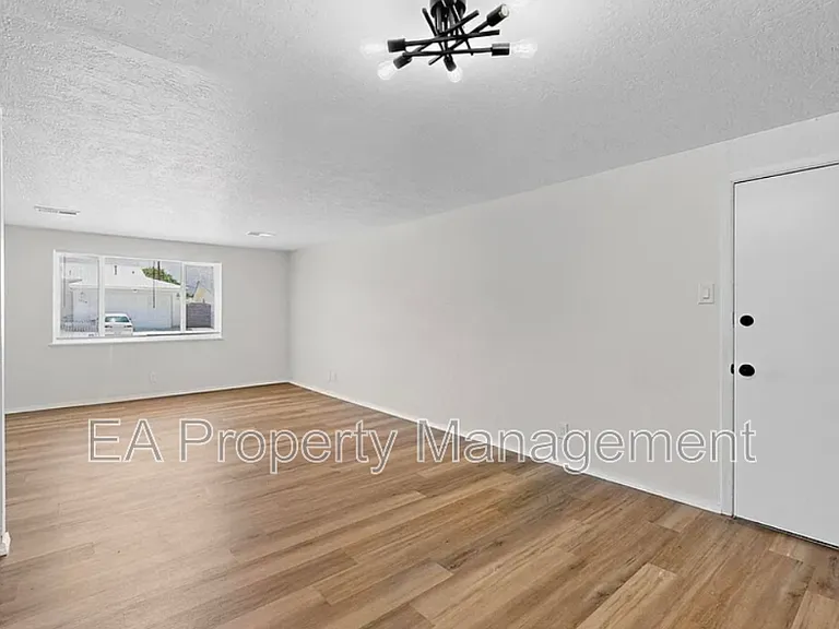 1055 Betts St NE — Photo 12