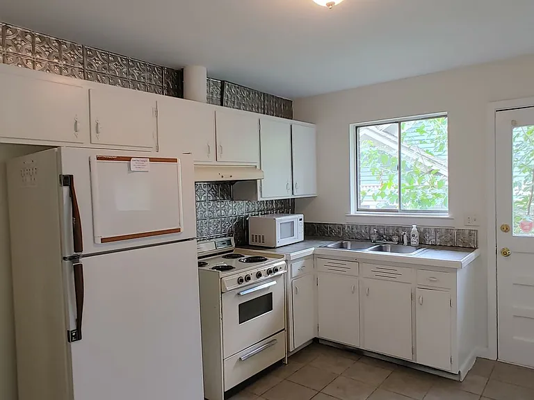 929B Fortwood St — Photo 5